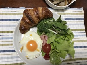 植木鉢ソーシャルディスタンスと自前レタスの朝食