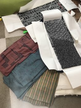 着物整理に付き合うフリをするw