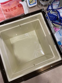 洗面所地下収納庫掃除